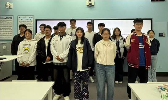 参与民族文化交流分享活动的同学们在教室里合影。